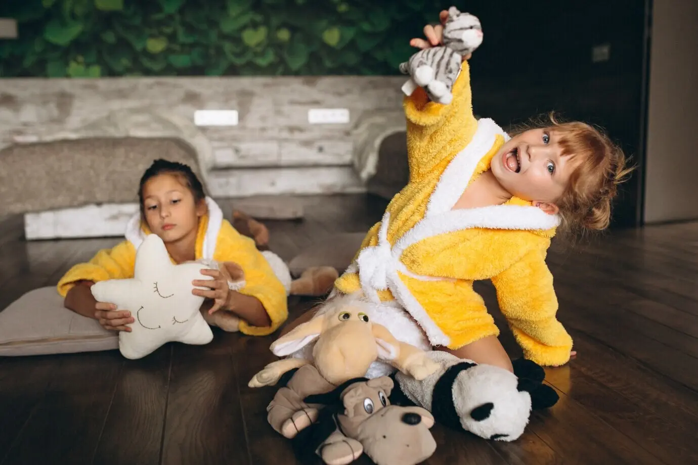 Schwestern, die auf dem Boden liegen